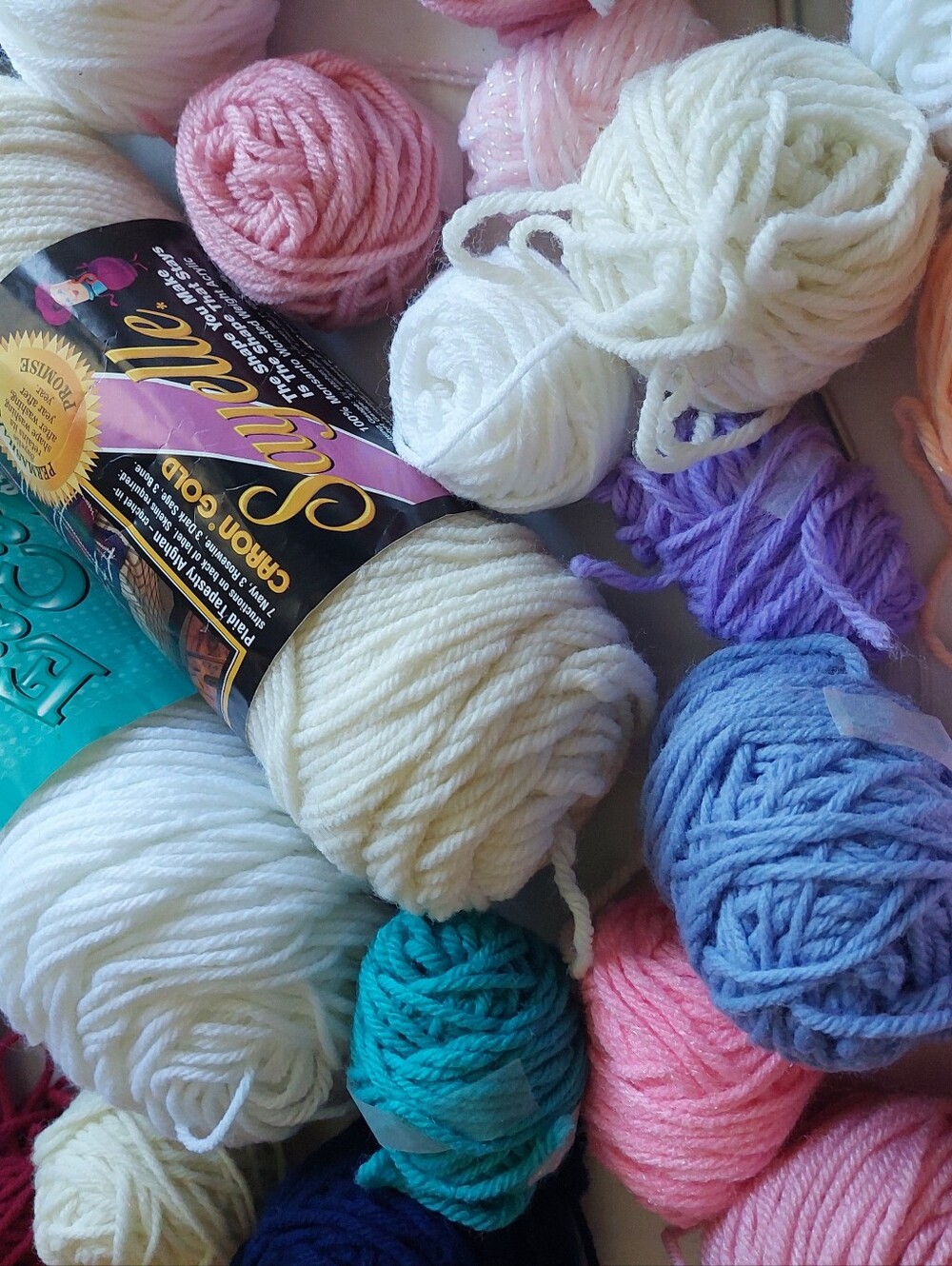 Lot Of Vintage Yarn CARON SAYELLE White Pink Etc Plus Tools (Bag D) - Picture 3 of 6